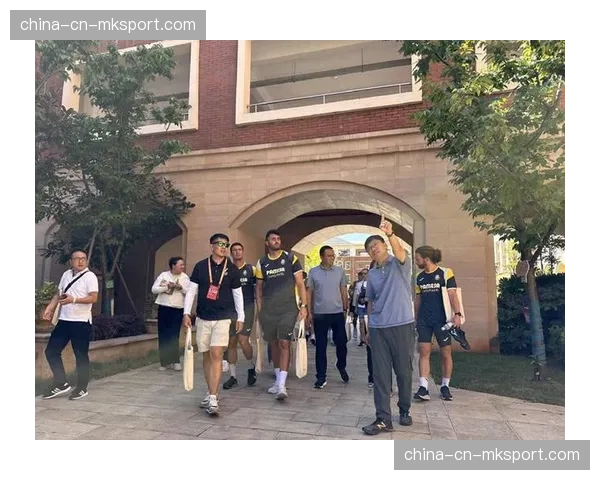 西甲联盟组织球星社区公益活动，走访当地学校