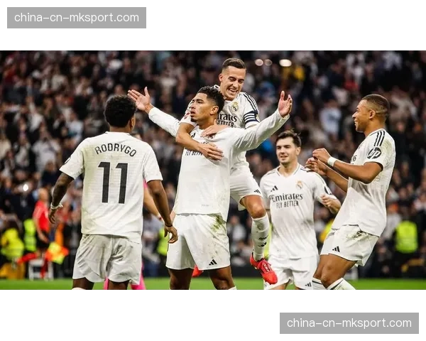 皇马更衣室庆祝胜利，安切洛蒂与球员一一拥抱